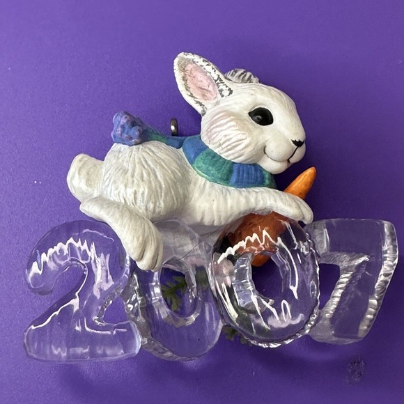 Hallmark Cool Decade 2007 Bunny Rabbit Polar Animal Figurines Dated Discontinued - Picture 4 of 4